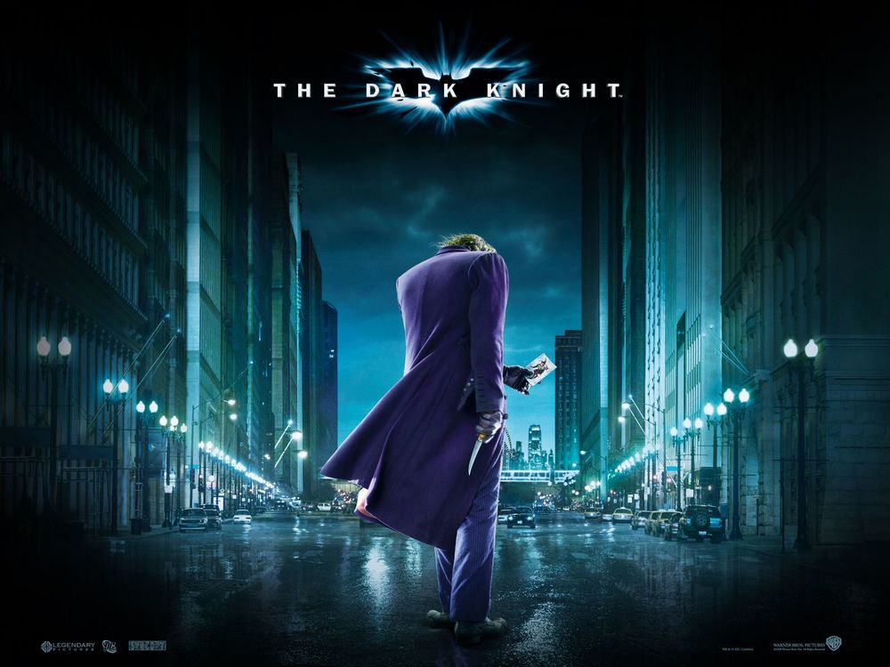 Обои для рабочего стола Джокер из фильма Темный Рыцарь / The Dark Knight стоит на пустой дороге ночного города Готэм-сити /  Gotham City