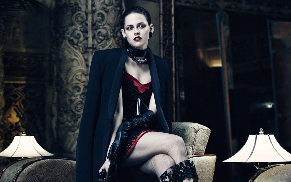 Обои для рабочего стола Актриса Kristen Stewart / Кристен Стюарт в платье и темном пиджаке сидит в гостиной на кресле
