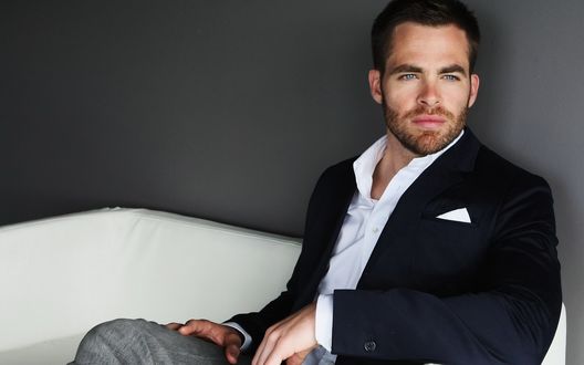 Обои на рабочий стол Chris Pine / Крис Пайн сидит на белом диване