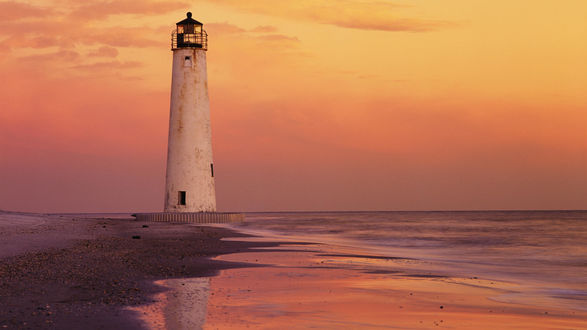Обои на рабочий стол Море вечером и одиноко стоящий Saint George Island Lighthouse / Маяк Святого Георгия, USA / США, находится в шести милях (10 км) от побережья Северной Калифорнии
