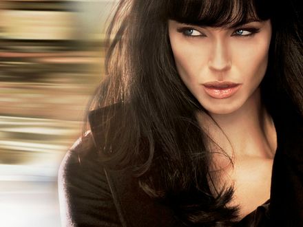 Обои на рабочий стол Анджелина Джоли / Angelina Jolie в строгом чёрном костюме