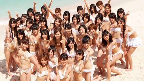 Обои на рабочий стол Участницы японских групп AKB48, SKE48, NMB48 на пляже в бикини белого цвета из сингла Manatsu no Sounds Good