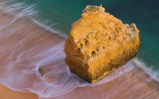 Обои на рабочий стол В море скала похожая на кусок пирога