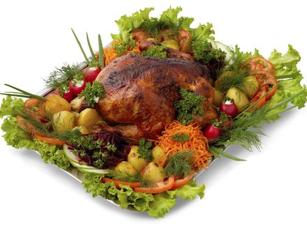 Обои на рабочий стол Аппетитная курица, красиво украшенная овощами