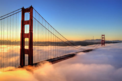 Обои на рабочий стол Мост Золотые ворота / Golden Gate Bridge в Сан-Франциско / San Francisco в вечернем густом тумане