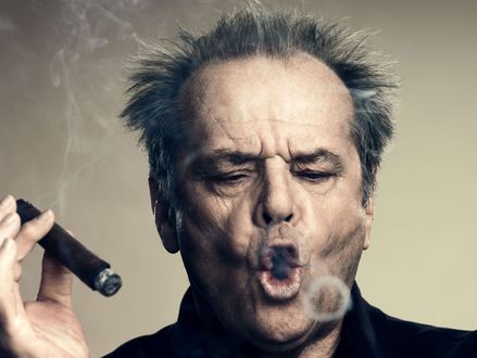 Обои на рабочий стол Jack Nicholson / Джек Николсон выпускает ртом кольцо дыма от сигары