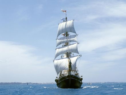 Обои на рабочий стол Плывущий в море парусник