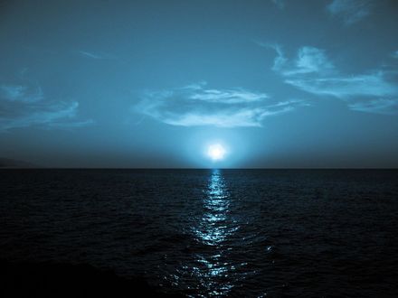 Обои на рабочий стол Спокойное ночное море