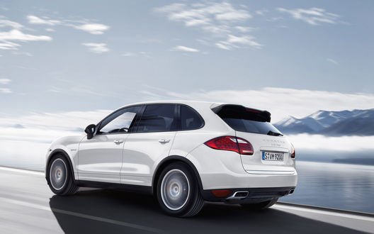 Обои на рабочий стол Автомобиль Порш кайенн / Porsche cayenne на фоне природы
