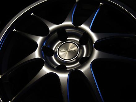 Обои на рабочий стол Блестящий автомобильный диск фирмы Nakayama