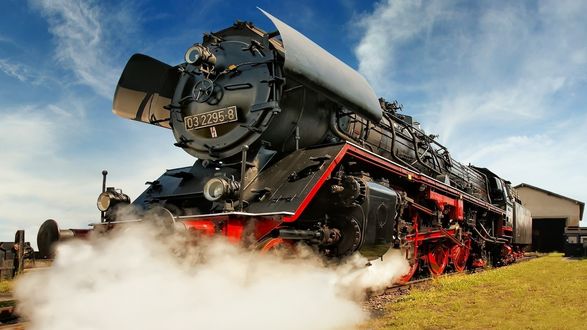 Обои на рабочий стол Паровоз с номером 03 2295-8 пускает клубы пара под голубым небом