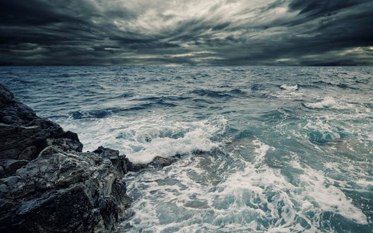Обои на рабочий стол Над бушующим морем собрались грозовые тучи