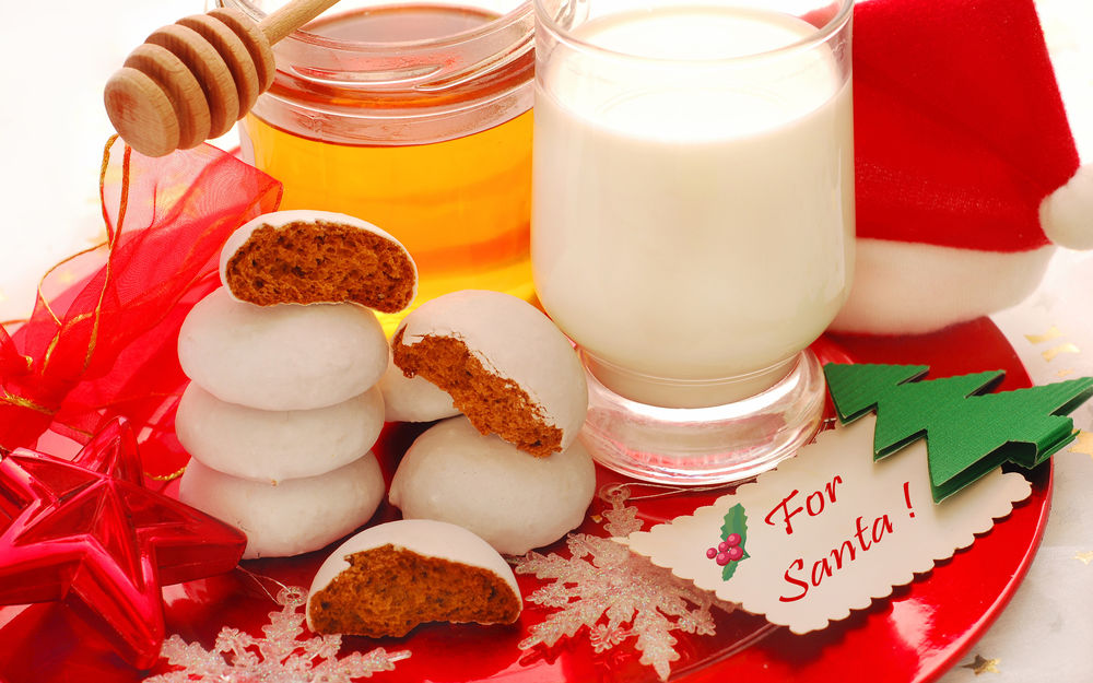 Обои для рабочего стола Белые пряники со стаканам молока для Санта/ For Santa!