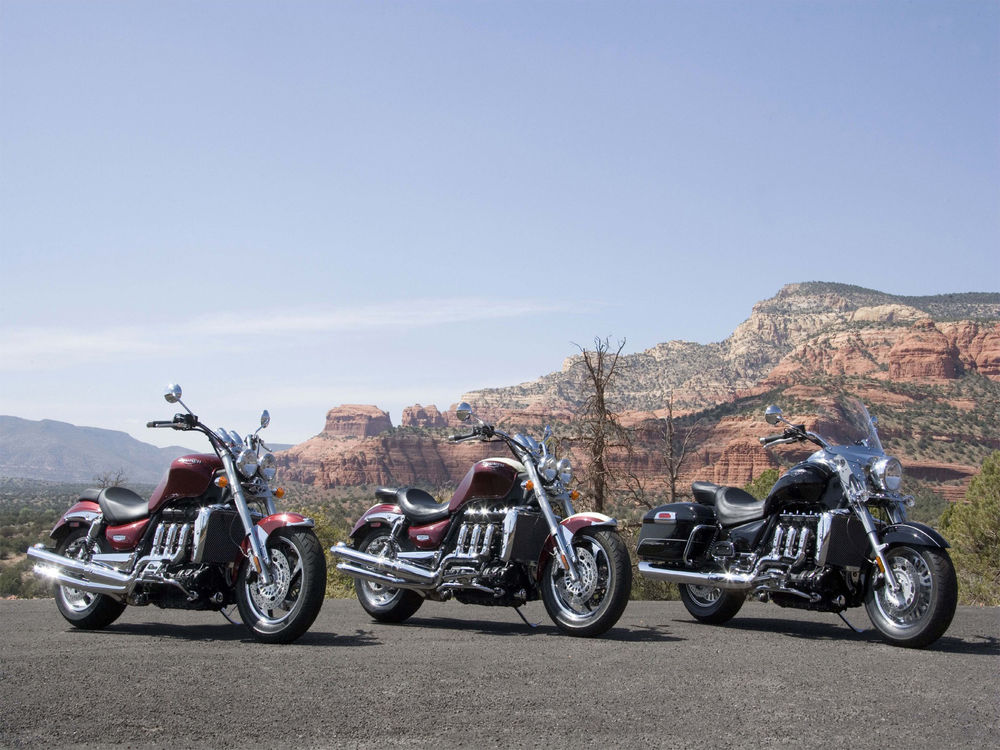 Обои для рабочего стола Три мотоцикла Triumph Rocket III на фоне каньона