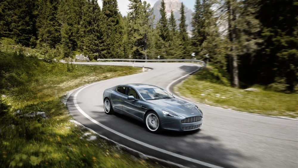 Обои для рабочего стола Aston Martin DBS / Астон Мартин на загородней дороге