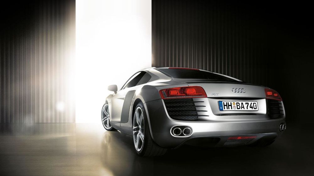 Обои для рабочего стола Audi R8 / Серебристый Ауди ослеплен солнцем в гараже