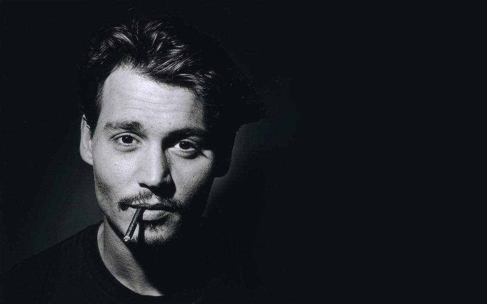 Обои для рабочего стола Актёр Johnny Depp / Джонни Депп с сигарой во рту