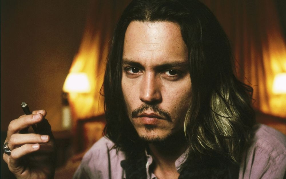 Обои для рабочего стола Сигара в руке знаменитого актера Джонни Деппа / Johnny Depp
