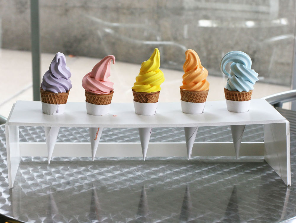 Обои для рабочего стола Пять вафельных рожков на подставке с разноцветным мороженым