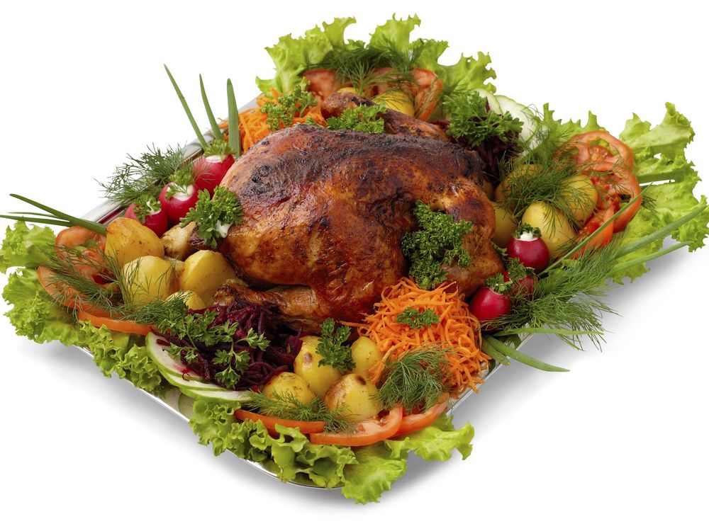 Обои для рабочего стола Аппетитная курица, красиво украшенная овощами