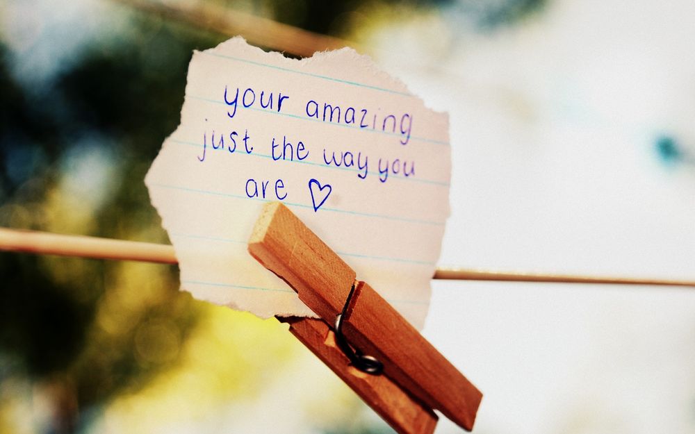 Обои для рабочего стола Клочок бумаги с надписью 'Your amazing just the way you are &;' / 'Ты прекрасен таким, какой есть' защемлен прищепкой