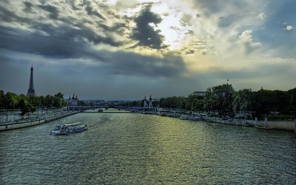 Обои для рабочего стола Париж / Paris, набережная Сены, Эйфелева башня под хмурым небом