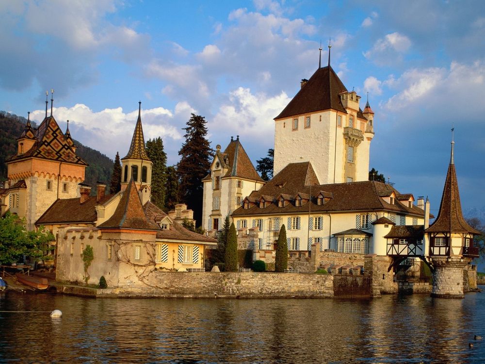 Обои для рабочего стола Замок на озере Thun / Тун в Швейцарии / Switzerland