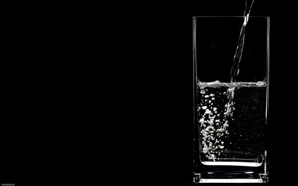 Обои для рабочего стола Прозрачный стакан, в который наливают воду