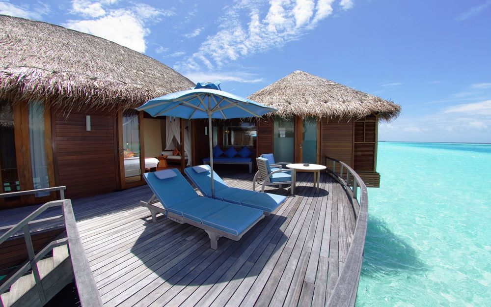 Обои для рабочего стола Хижины для туристов на Мальдивах / Maldives, шезлонги и прозрачная вода в море