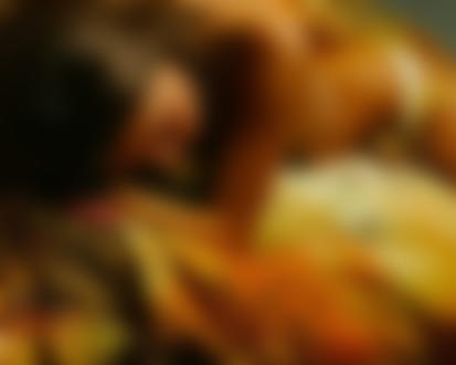 Обои для рабочего стола Девушка с голой грудью легла на кровать с осенними листьями