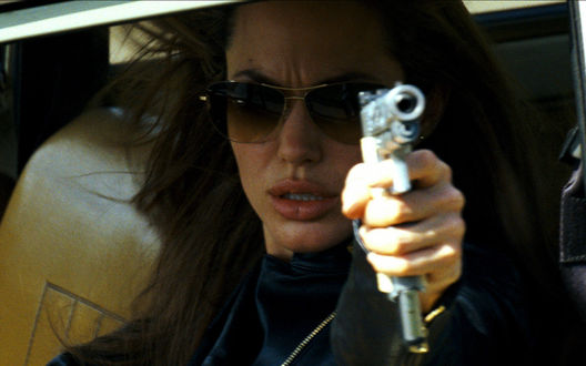 Обои на рабочий стол Angelina Jolie / Анджелина Джоли в образе бандитки с пистолетом