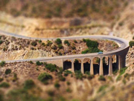 Обои на рабочий стол Автострада в горах с эффектом Тилт-Шифт / Tilt-Shift