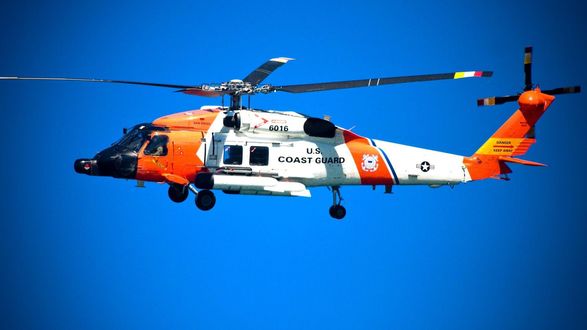 Обои на рабочий стол В ярко-голубом небе совершает полет вертолет Sikorsky HH-60