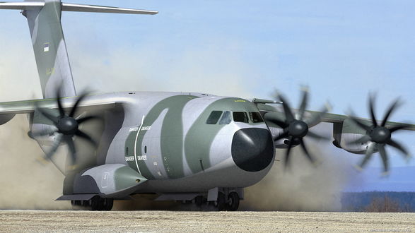 Обои на рабочий стол Четырехмоторный турбореактивный грузовой самолет Airbus A400M военно-транспортной авиации с камуфляжным окрасом осуществляет взлет с грунтовой взлетно-посадочной полосы, оставляя за собой следы пыли