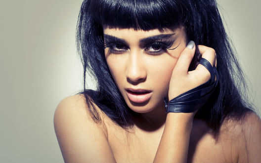 Обои на рабочий стол Natalia Kills / Натали Киллс, портрет, с кожаным ремнем на руке