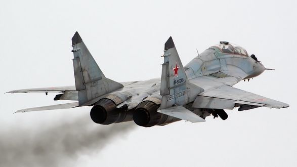 Обои на рабочий стол Стремительный взлет учебно-боевого истребителя МиГ-29 для выполнения тренировочного полета
