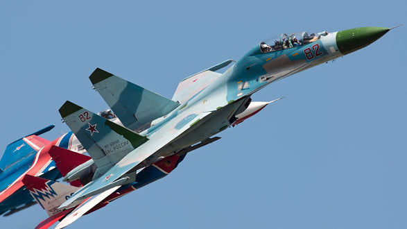 Обои на рабочий стол В  воздушном пространстве пара двухместных многоцелевых истребителей Су-30 отрабатывает учебно- тренировочный полет в составе пары (ВВС РОССИИ)