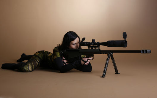 Обои на рабочий стол Девушка брюнетка снайпер в камуфляже с винтовкой Barrett M99 в студии
