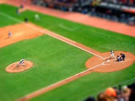 Обои на рабочий стол Бейсбольный матч на поле с эффектом тилт шифт / tilt shift