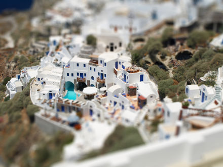 Обои на рабочий стол Белоснежные отели в Санторини / Santorini, Греция / Greece с эффектом тилт шифт / tilt shift