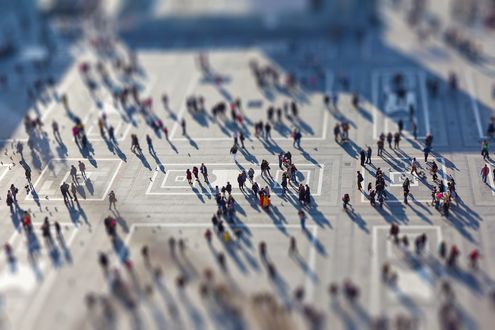 Обои на рабочий стол Многолюдная площадь города с эффектом тилт шифт / tilt shift