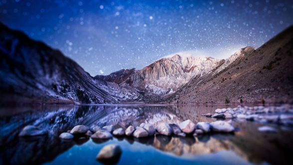 Обои на рабочий стол Горное озеро Convict Lake / Озеро Осужденных - озеро в Шервин Диапазоне в Сьерра-Невада, штат Калифорния, Соединенные Штаты Америки, является одним из красивейших горных озер, с эффектом тилт шифт /tilt shift