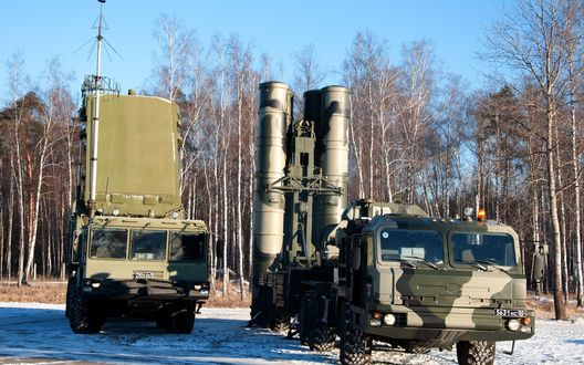 Обои на рабочий стол Зенитный ракетный комплекс С-400 'Триумф' занял боевую позицию для участия в учениях  зимой  на фоне березовых деревьев и голубого неба