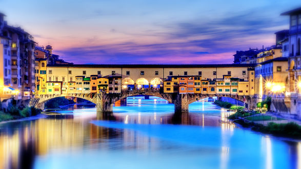 Обои на рабочий стол Понте Веккьо / Ponte Vecchio — знаменитый мост через реку Арно / Arno во Флоренции / Florence, Италия / Italia