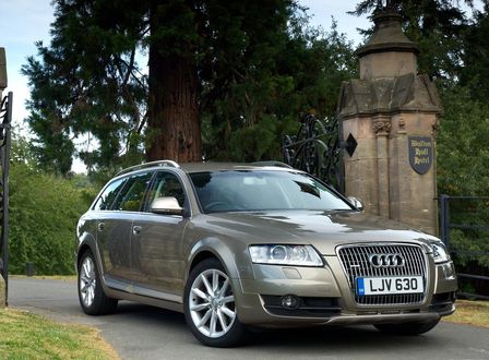 Обои на рабочий стол Легковой автомобиль Audi A-4 Allroad / Ауди А-4 цвета 'мокрого асфальта' припаркован возле ворот отеля Malton Hotel / Малтон Отель на фоне густозеленых деревьев