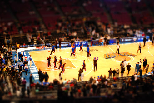 Обои на рабочий стол New York, USA, NBA / Нью-Йорк, США, Национальная баскетбольная ассоциация, баскетбольный матч на ярко освещенной площадке, с эффектом тилт шифт / tilt shift