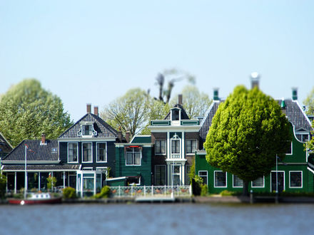 Обои на рабочий стол Дома и дерево у реки  с эффектом тилт шифт / tilt shift