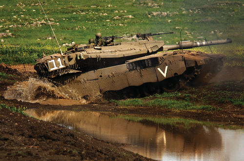 Обои на рабочий стол Танк Merkava / Меркава, Israel / Израиль преодолевает участок грязи на полигоне