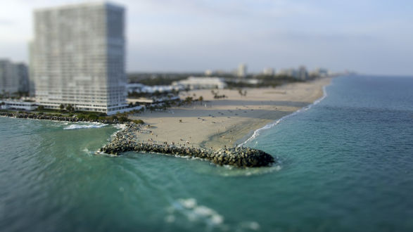 Обои на рабочий стол Город Майами, штат Флорида,США / Miami, Florida, USA -пляж на берегу  Атлантического океана на фоне небоскреба, с эффектом тилт шифт / tilt shift