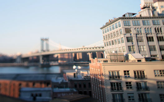 Обои на рабочий стол Бруклинский мост, США / Brooklyn Bridge, USA - один из старейших висячих мостов в США на фоне многоэтажных домов, с эффектом  тилт шифт /tilt shift